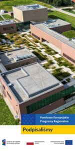 Teren Kampusu GUM widoczny z góry. Na dole zdjęcia logotypy uczestników projektu oraz hasła: Fundusze Europejskie, Programy Regionalne, Podpisaliśmy. 