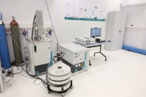 Jasne pomieszczenie laboratoryjne z wieloma przyrządami pomiarowymi