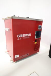 Czerwona skrzynka w kształcie prostopadłościanu.