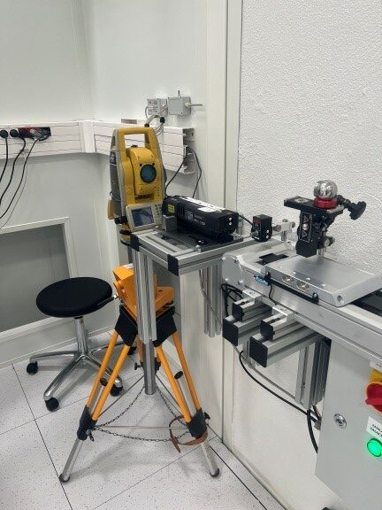 Zbudowany z wielu elementów przyrząd pomiarowy w laboratorium