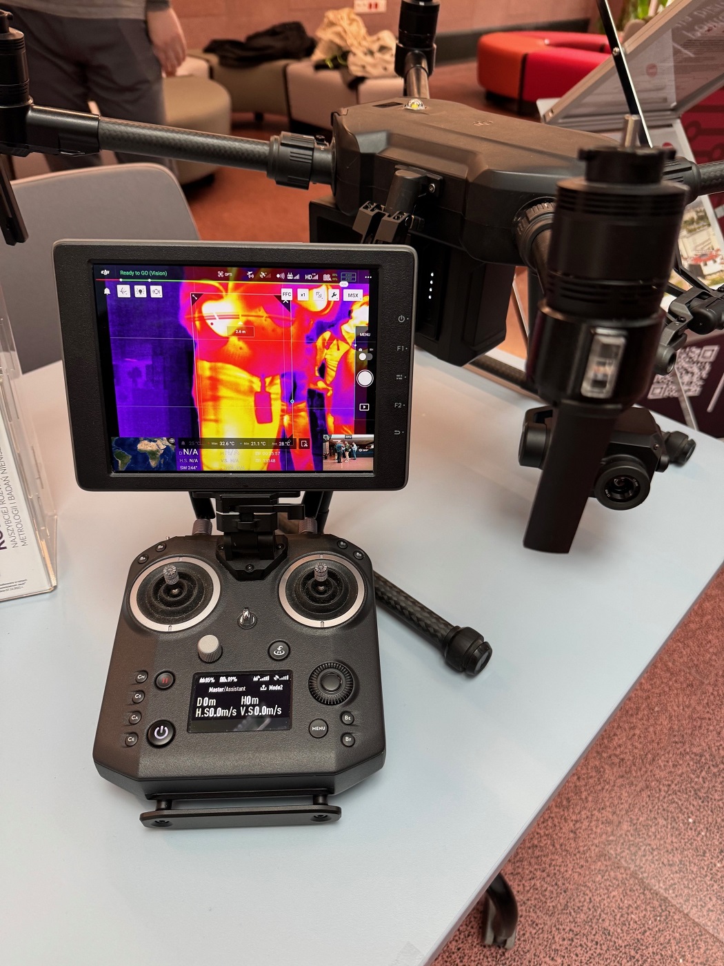 Przyrząd metrologiczny z monitorem na białym blacie