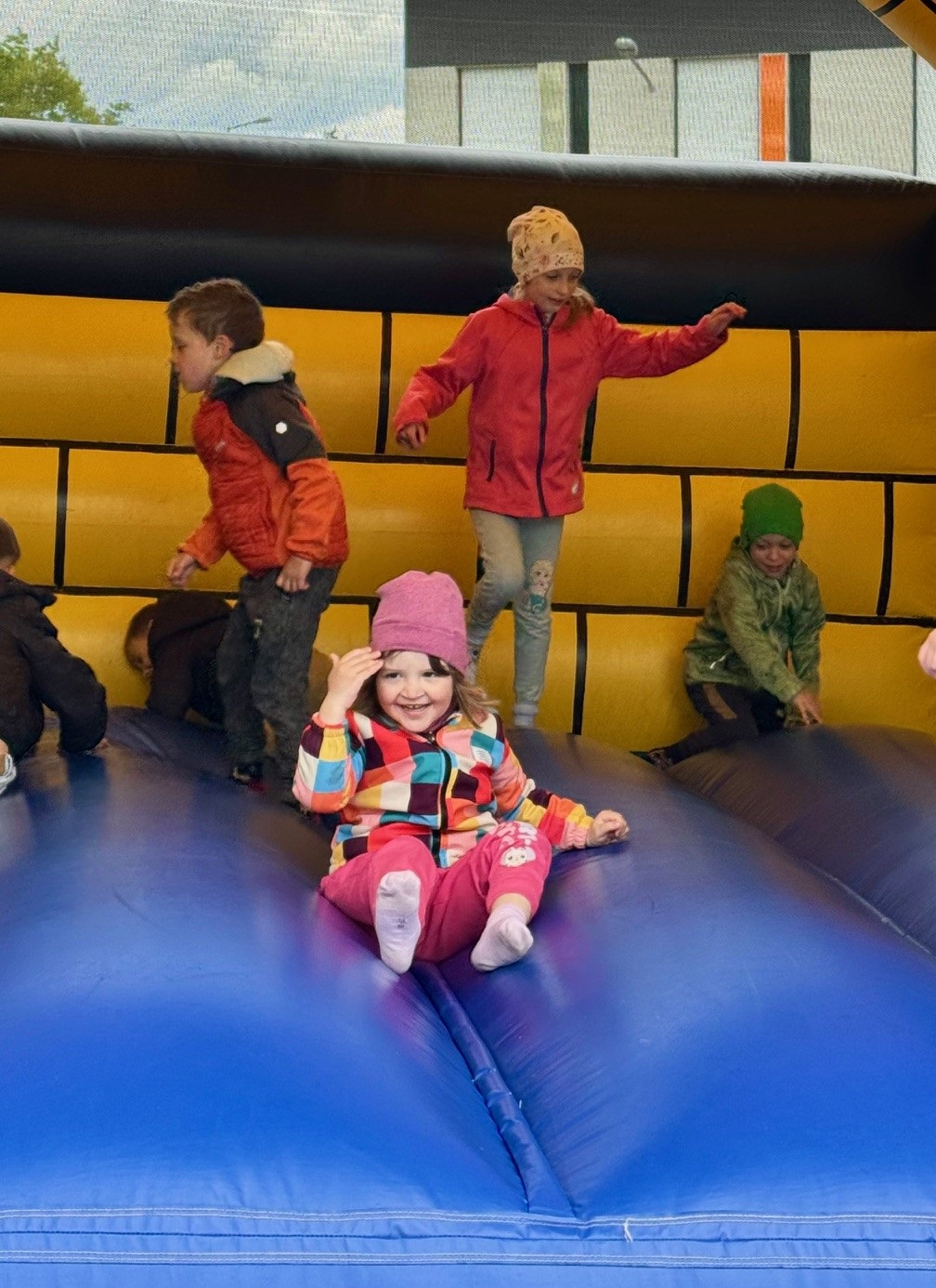 Dzieci bawiące się w dmuchańcu