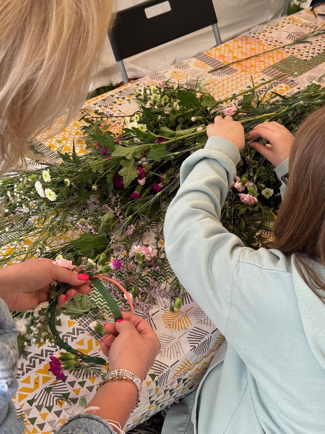 Dzieci układają bukiety i wianki z kwiatów