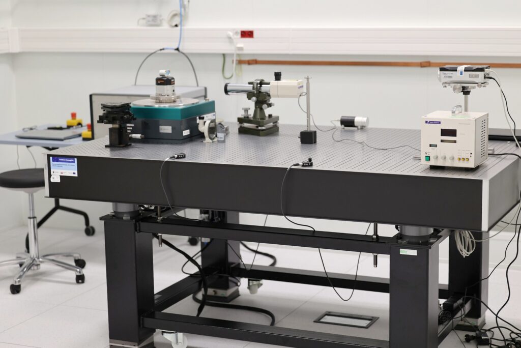 Laboratoryjny stół obrotowy stanowiący precyzyjny system pomiarowy spełniający najwyższe wymagania w zakresie pomiarów kąta.