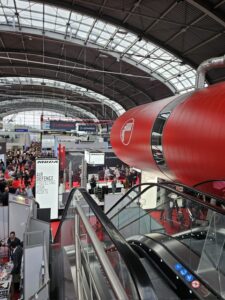 Wnętrze dużej hali targowej