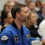 Mężczyzna w niebieskiej kurtce - Sławosz Uznański-Wiśniewski