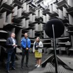 Dwóch mężczyzn i kobieta znajdują się w pomieszczeniu laboratoryjnym - komorze akustycznej